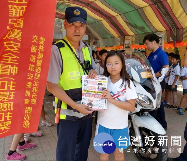 北港警分局為落實交通及婦幼安全教育，由交通宣導團至國小校園進行宣教活動，強化學童道路安全認知，讓交通安全教育向下扎根。（記者陳昭宗拍攝）