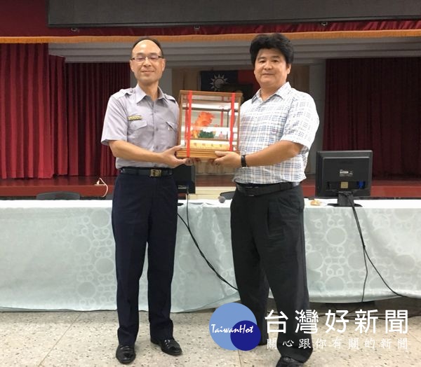 口湖所警員吳明通榮退,分局長廖志明頒發紀念品表彰他對警政工作的努力投入與奉獻,場面溫馨熱鬧。
