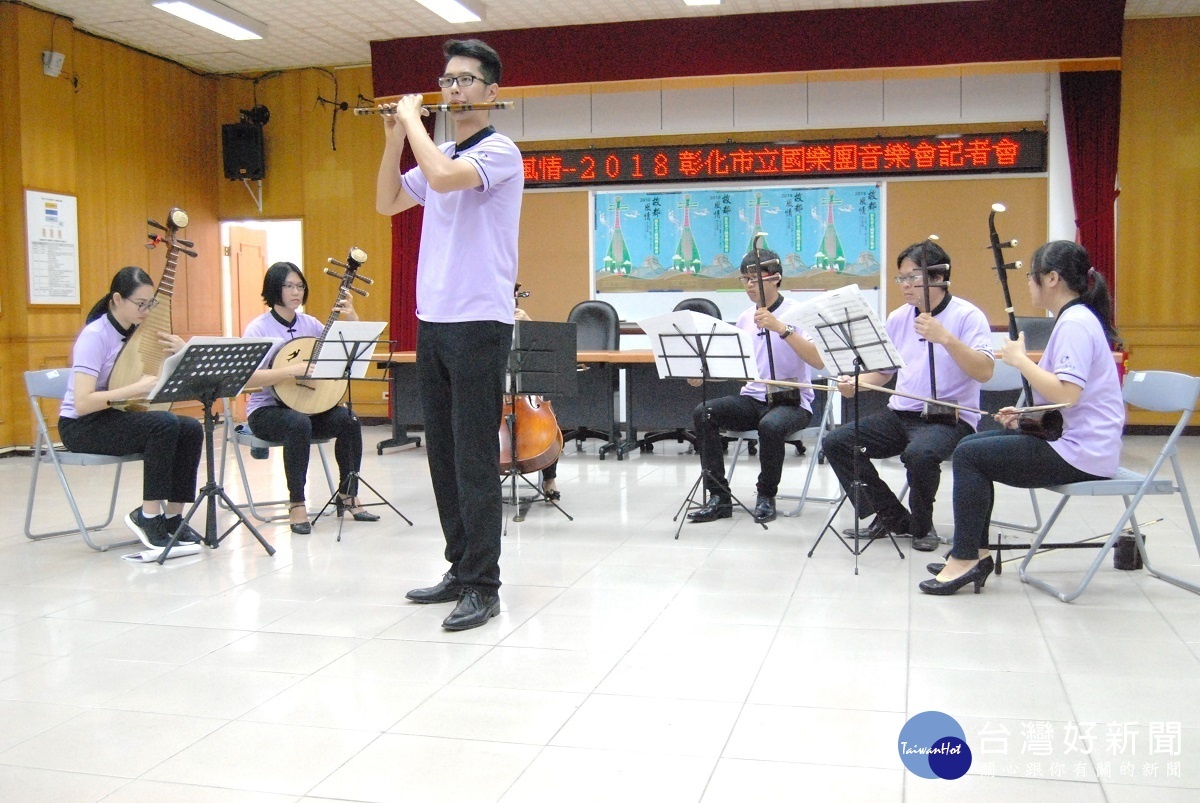彰化市國樂團陳睿寬老師為10月6日將舉行的公演進行彩排。圖/記者鄧富珍攝