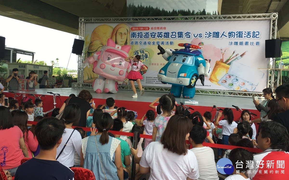 波力安寶受到小朋友歡迎零距離互動。(記者扶小萍攝)