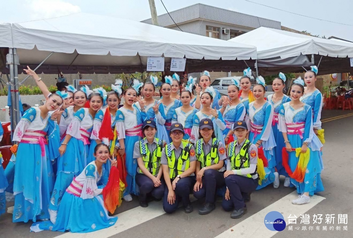 楊梅分局女警服務隊用微笑、服務讓外國參賽隊伍留下美好印象。