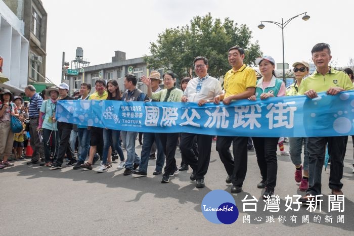 桃園市長鄭文燦,出席「2018桃園地景藝術節國際交流踩街-台日交流示範團、社區藝文團體」活動。