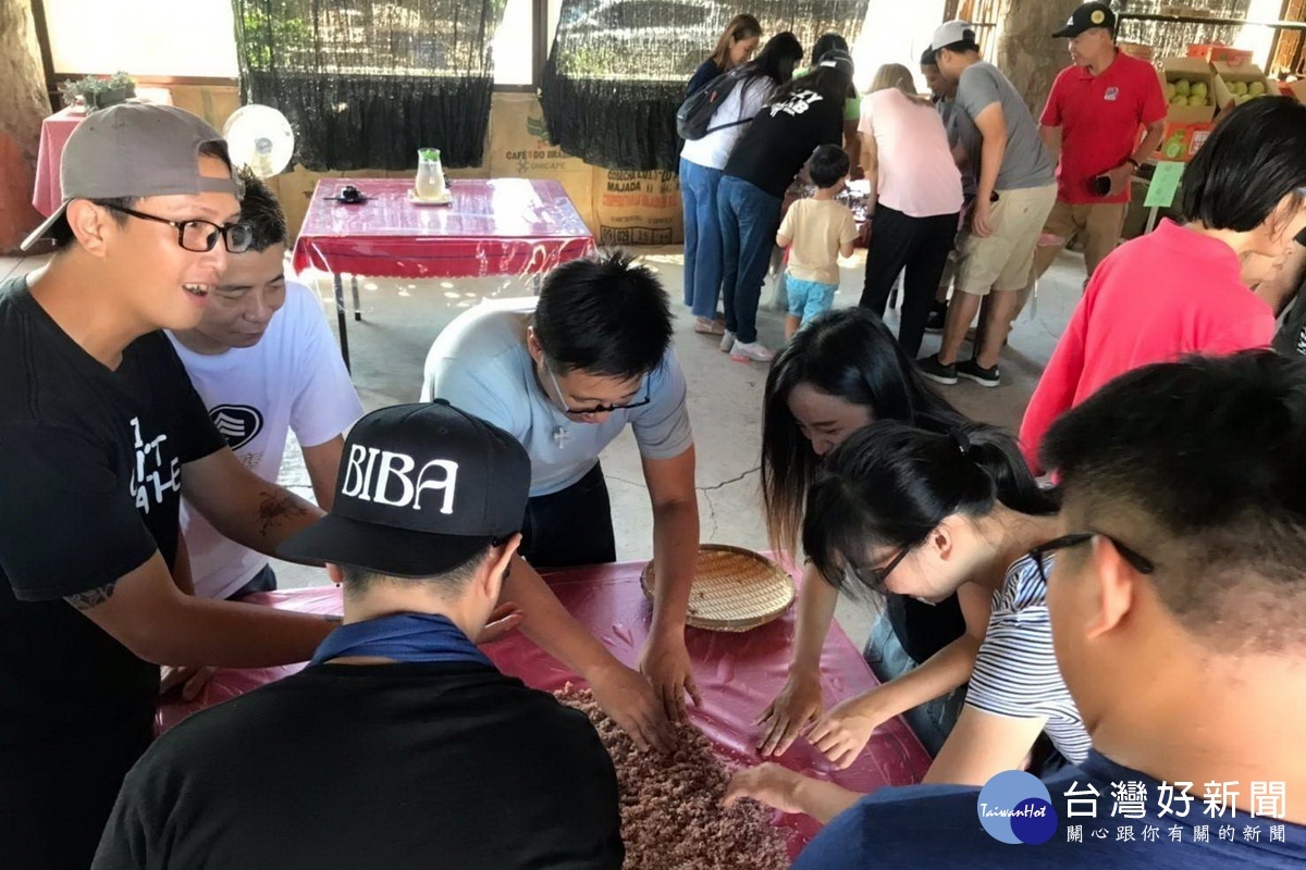 桃市原青學員們在太巴塱紅糯米生活館體驗紅糯米酒釀及搗紅糯米。
