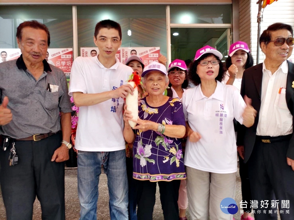 社團少一口福利通通有 呂學培市議員服務處成立(楊媽媽送好采頭給呂學培)