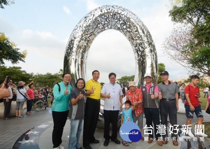 鄭市長與嘉賓在富岡運動公園《健康之環》藝術作品前合影。