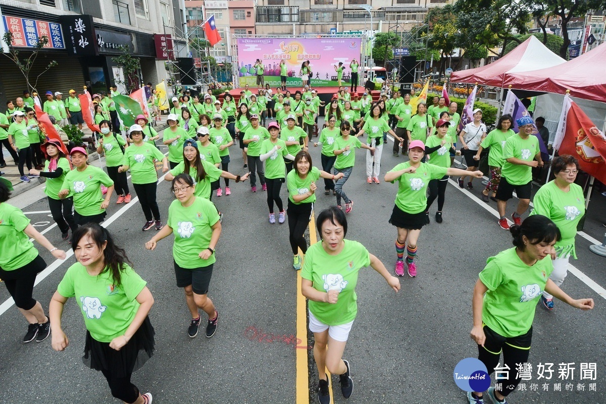 「107年飆汗老街溪路跑」活動中，民眾們在起跑前一起進行的熱身。