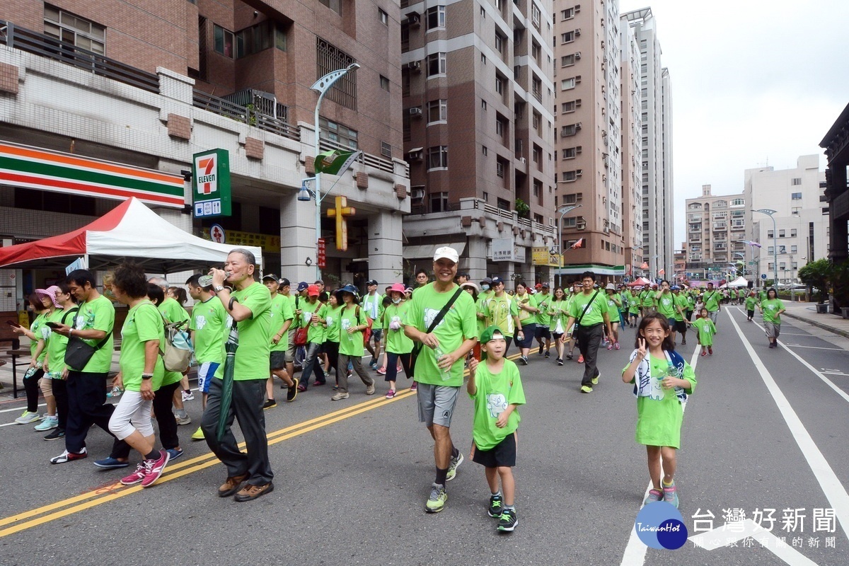 「107年飆汗老街溪路跑」活動吸引上千民眾攜老扶幼前往參加。