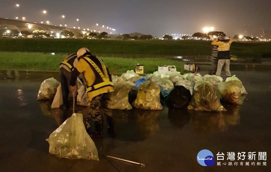 水利處人員連夜清理河濱公園