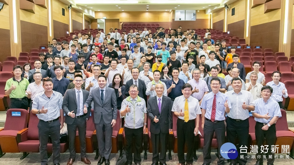 儲能示範系統加上同步揭幕之「沃旭儲能研究中心」,提供台灣學界完整儲能研究資源,協助培育在地綠能人才。