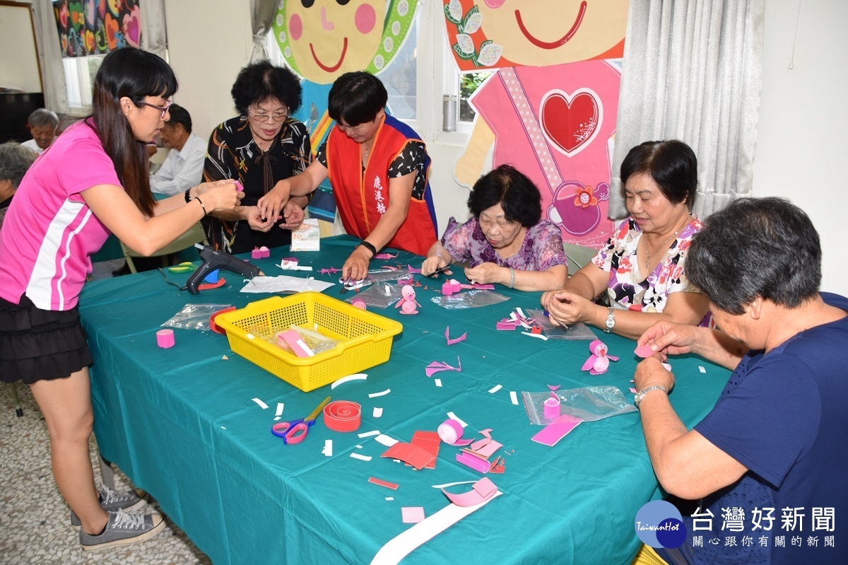 長照C據點提供民眾具近便性健康促進、營養餐飲服務(共餐)、預防或延緩失能活動課程及衛教等服務。