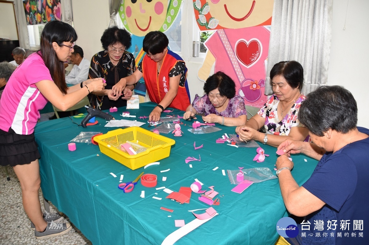 長照C據點提供民眾具近便性健康促進、營養餐飲服務（共餐）、預防或延緩失能活動課程及衛教等服務。