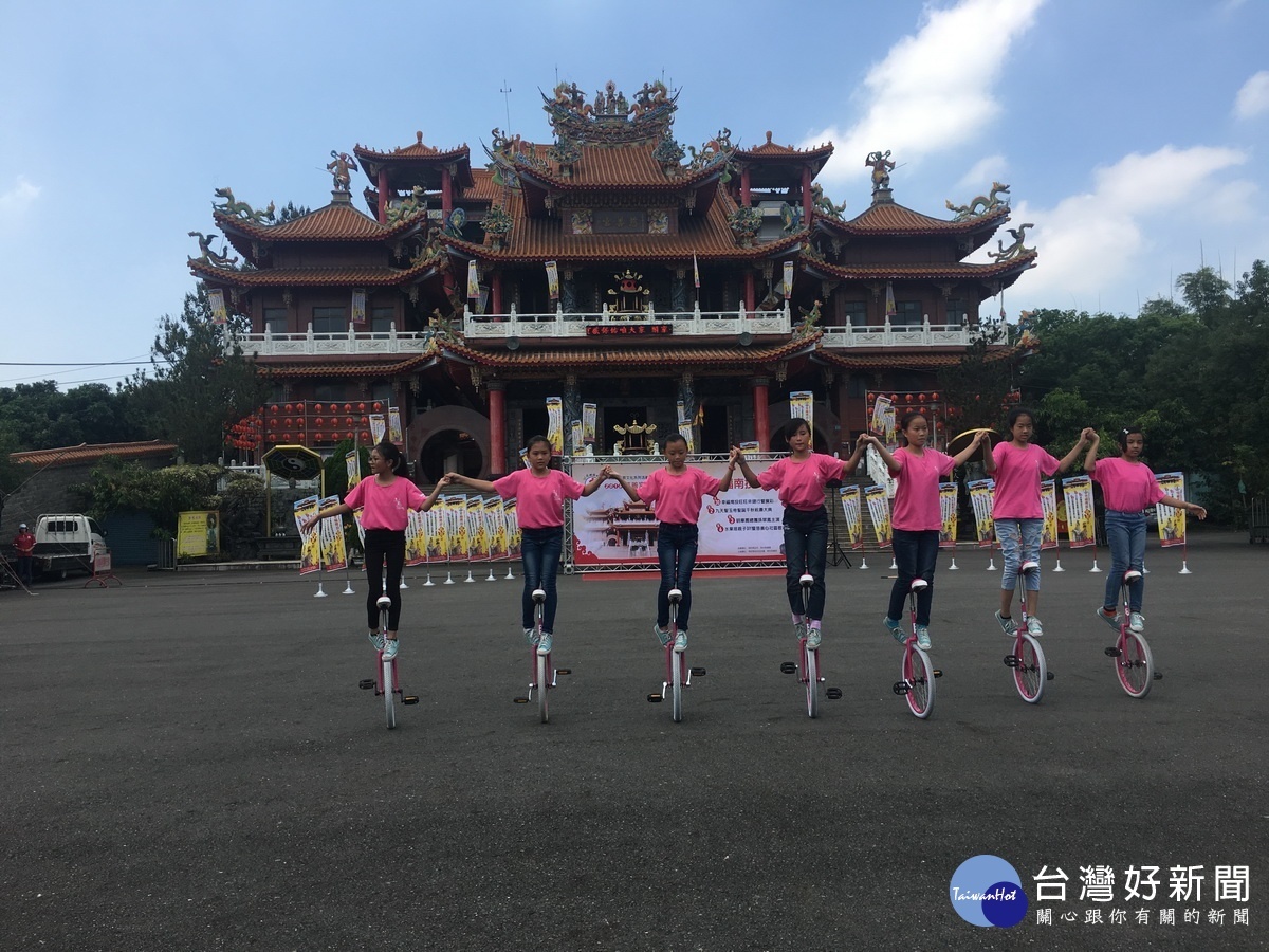 新豐國小的獨輪車演出精彩。(記者扶小萍攝)