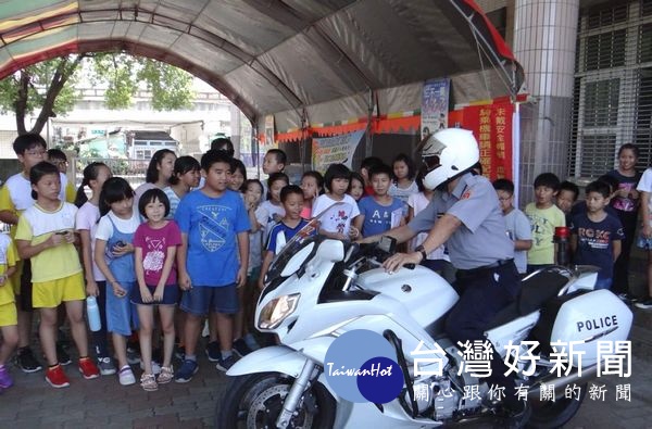 北港警分局為建立青少年守法觀念，前往校園舉辦「安全行，樂雲林」道路安全宣導，向學童提供正確安全的交通觀念，確實遵守道路路權規範。（記者陳昭宗拍攝）