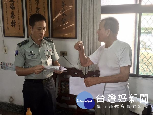 後備部邱少校關心遺眷住家附近的生活機能,亦向遺眷說明醫療補助相關申請方式及條件。(記者陳昭宗拍攝)
