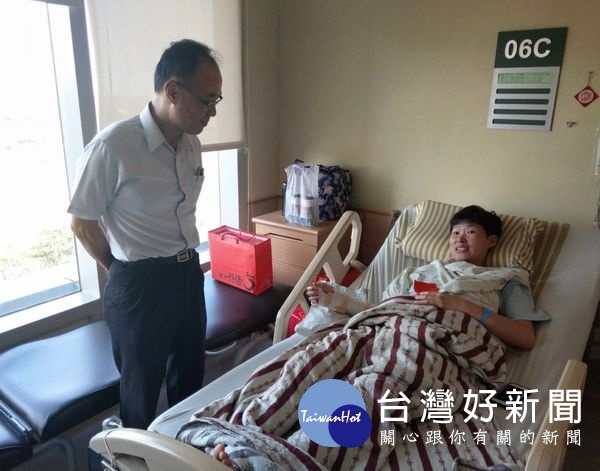 水林所女警執勤時車禍受傷,警政署駐區督察吳啟瑞由分局長廖志明陪同,代表署長陳家欽探視及慰問鼓勵。(記者陳昭宗拍攝)