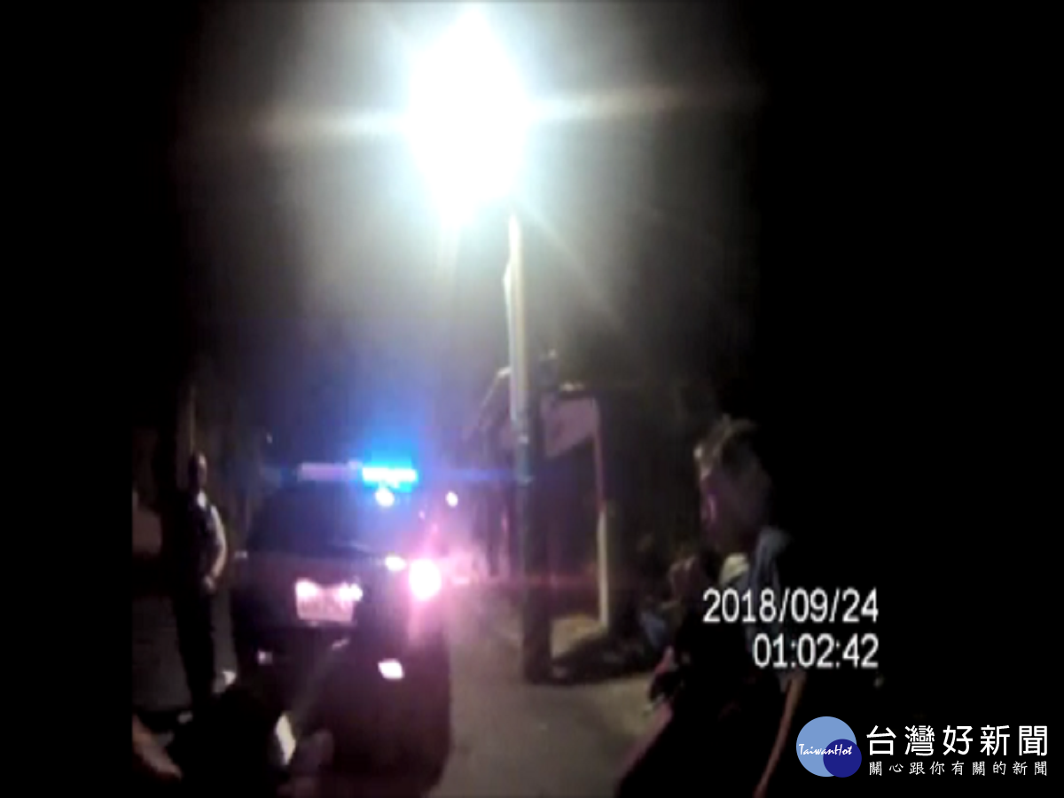 民眾心臟病發趴臥機車上 警員巡邏見狀緊急協助就醫