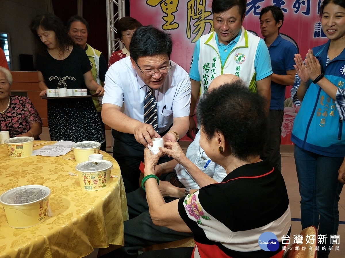 彰化市長邱建富為鑽石婚、金婚長輩奉茶。圖/記者鄧富珍攝