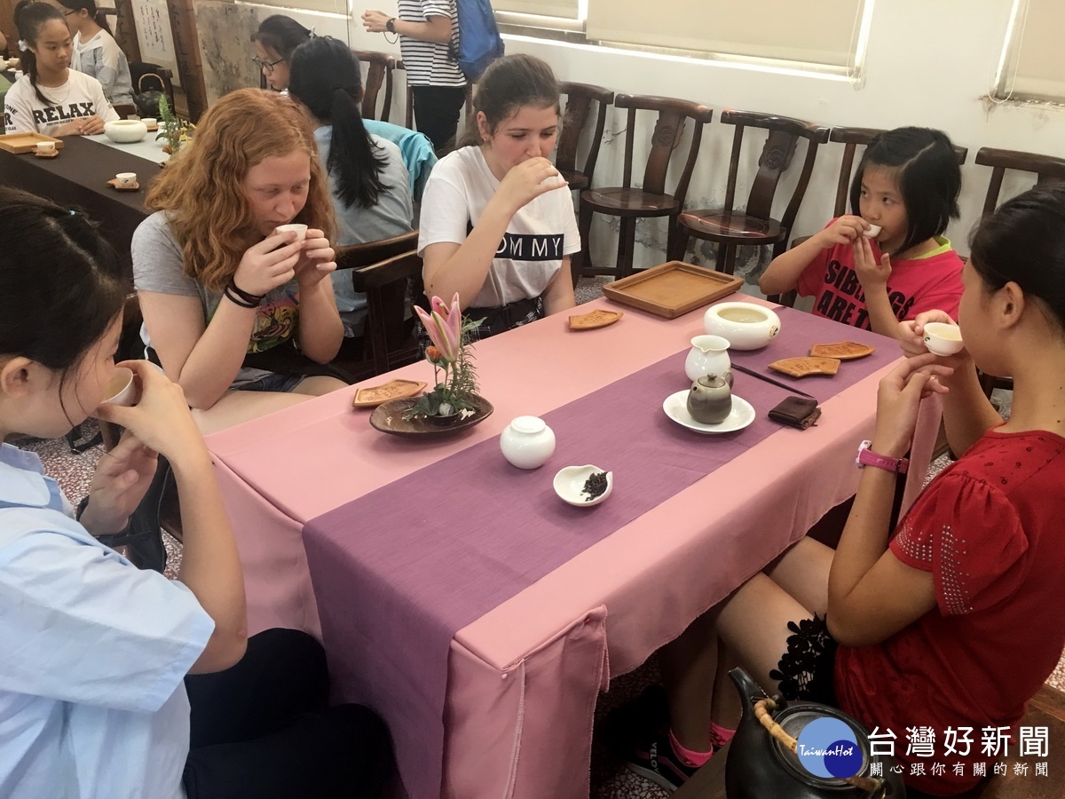 澳洲同學在弓鞋國小茶藝教室品茶。(記者扶小萍攝)