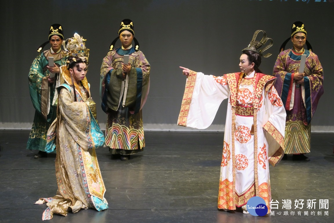 明華園《龍抬頭》、《龍逆鱗》26日在歌劇院記者會中精彩片段演出。(圖/台中國家歌劇院)