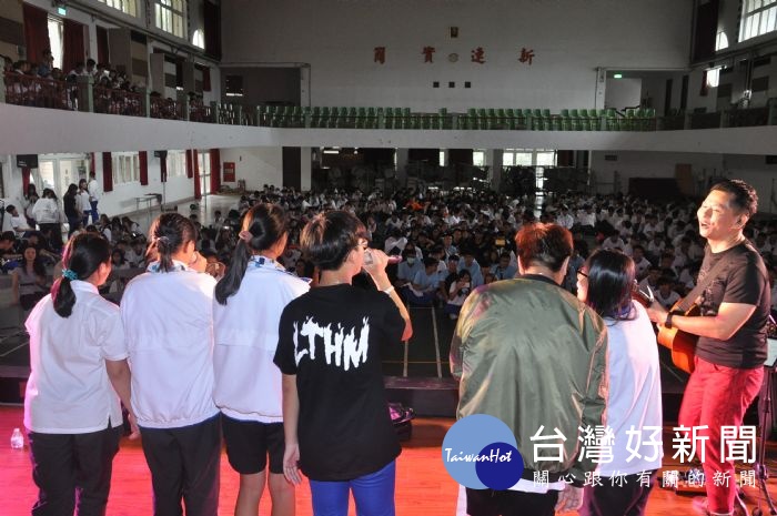 東東樂團主唱湯運煥與龍潭高中學生一同演唱客家歌。