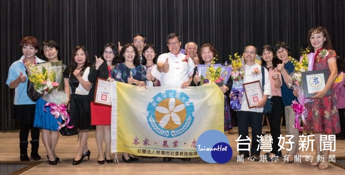 桃園市長鄭文燦，出席「桃園市107年度社區大學成人教育師鐸獎暨優良社團頒獎典禮」