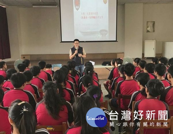 為維護青少年成長空間,北港警分局預防犯罪宣導團前進國中校園,宣導有關反賄選、反暴力、反霸凌及反幫派入侵校園的法律常識與法律責任說明。(記者陳昭宗拍攝)