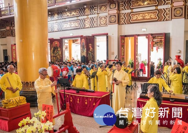 北港武德宮奉武財公聖諭舉辦祭孔釋奠大典,年年以國家級規格辦理,祭祀之禮樂服冠均按古制,無不講究,逾千人一同闡揚師道,場面莊嚴隆重。(記者陳昭宗拍攝)