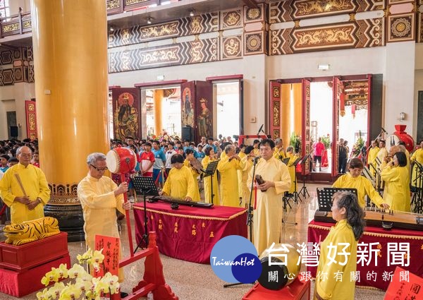 北港武德宮奉武財公聖諭舉辦祭孔釋奠大典，年年以國家級規格辦理，祭祀之禮樂服冠均按古制，無不講究，逾千人一同闡揚師道，場面莊嚴隆重。（記者陳昭宗拍攝）