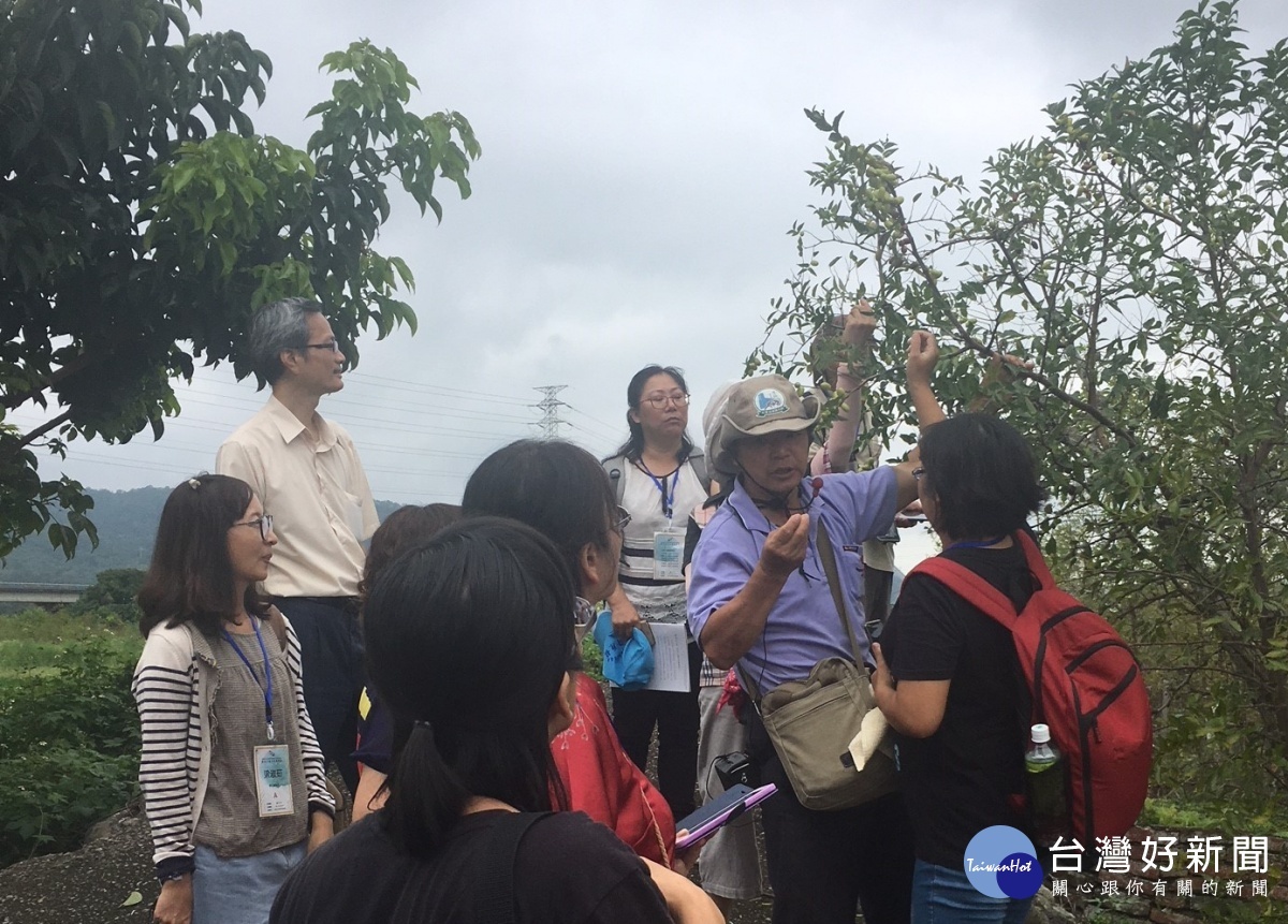 第一梯次在苗栗縣公館鄉石墻社區劉執行長介紹當地的有機紅棗，台灣產量第一。圖／彰化生活美學館提供。