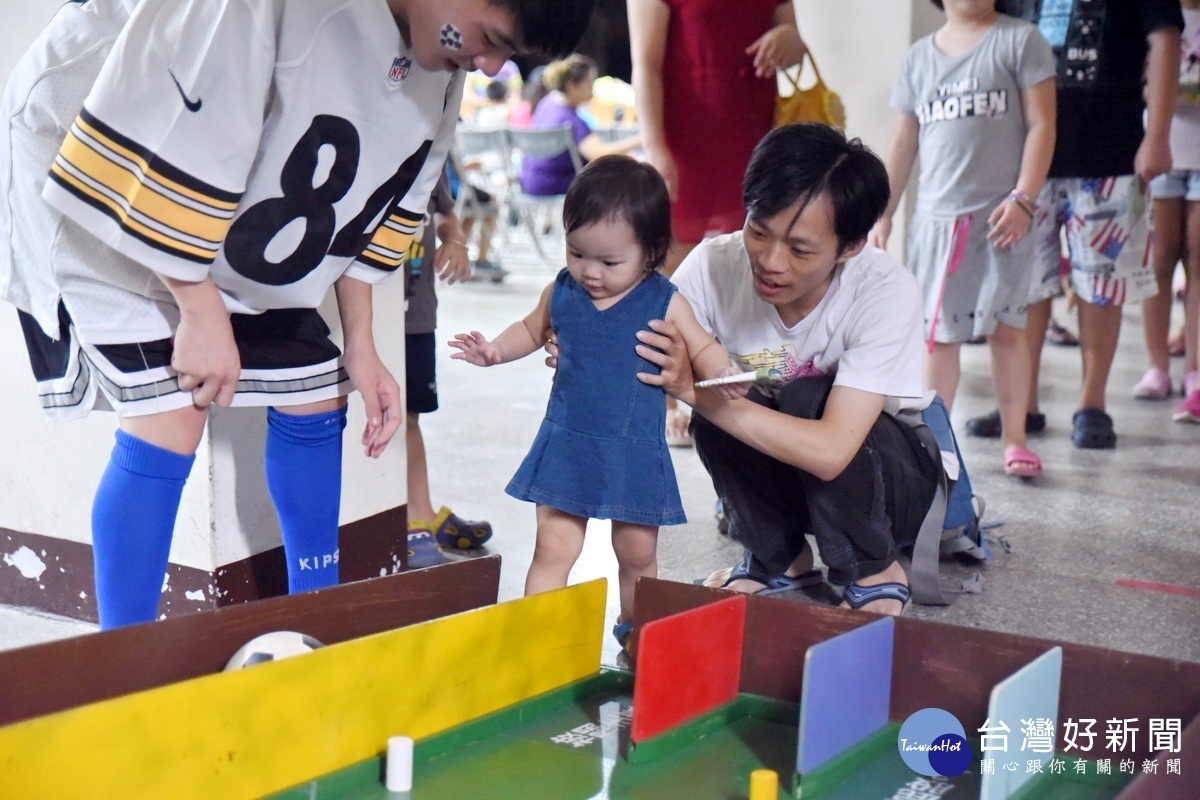 「親子園遊會」系列活動中的闖關遊戲吸引許多親子參加。