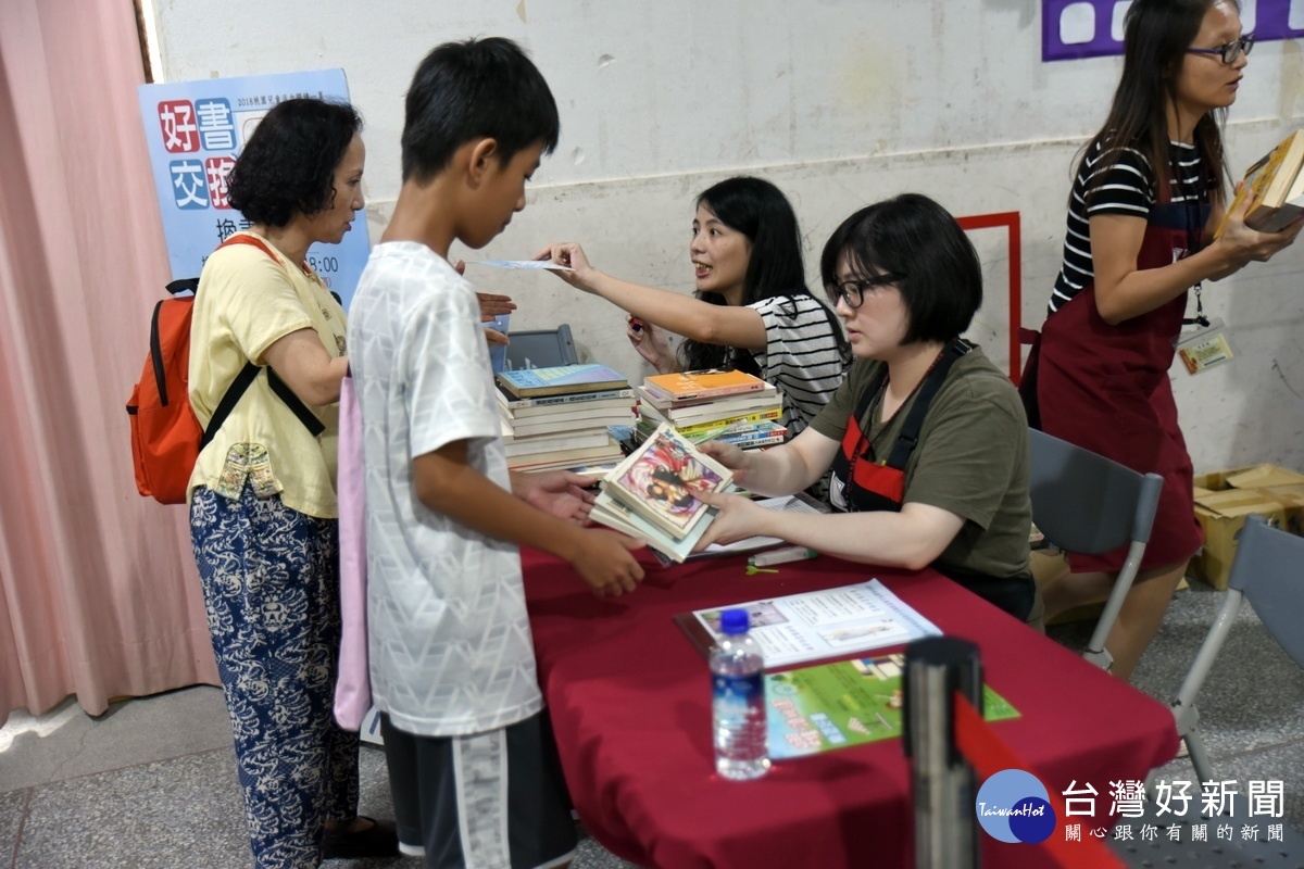 「親子園遊會」系列活動中也有「好書交換」。