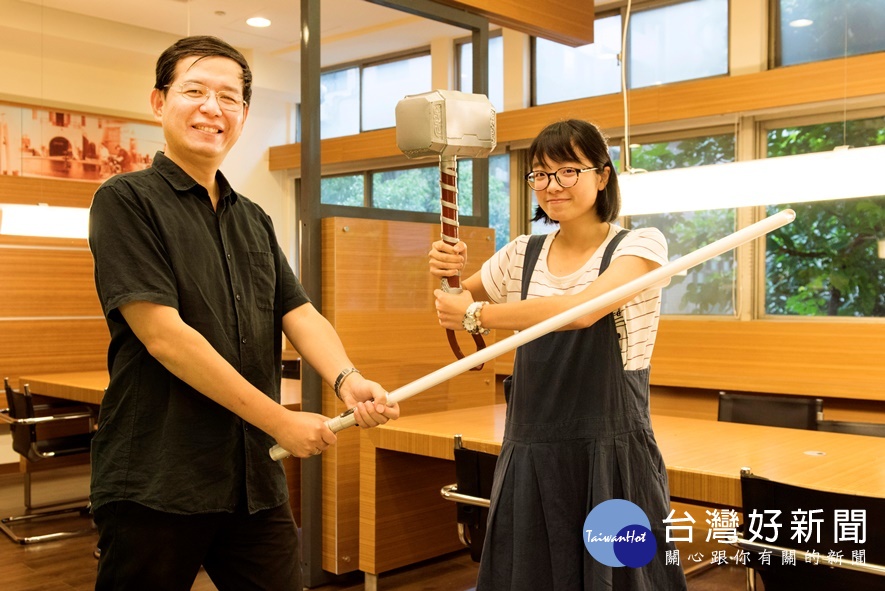 中原大學物理系許經夌老師(左)手持光劍教物理,和學生相處亦師亦友。(右為醫工三陳思儒同學)。