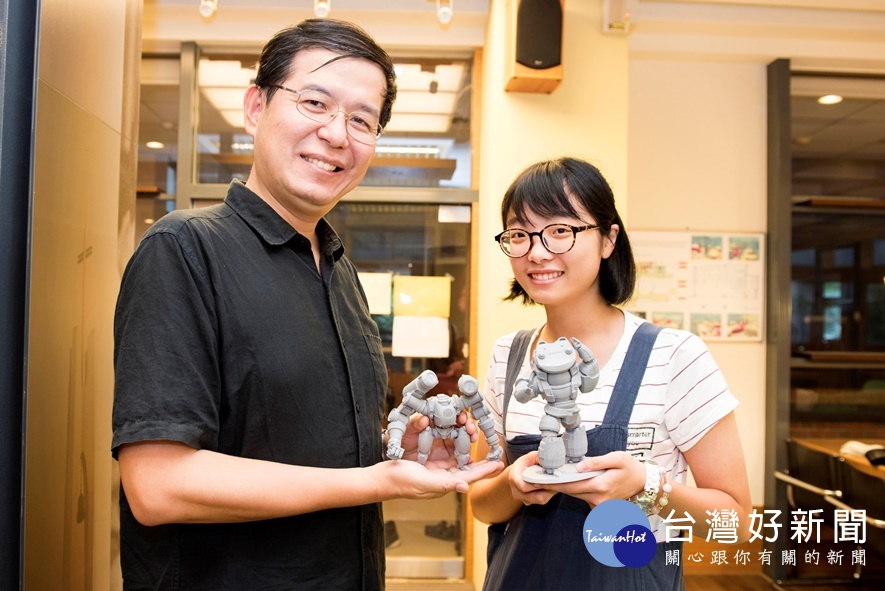 許經夌老師(左)手拿在中原製作的3D列印《重甲機神》模型,他的夢想是完成台灣首部自製科幻動畫片。