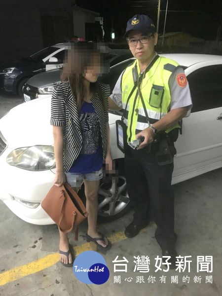 女子行跡鬼祟遭警方攔查,果真搜出毒品海洛因及安非他命,依法送辦。(記者陳昭宗拍攝)