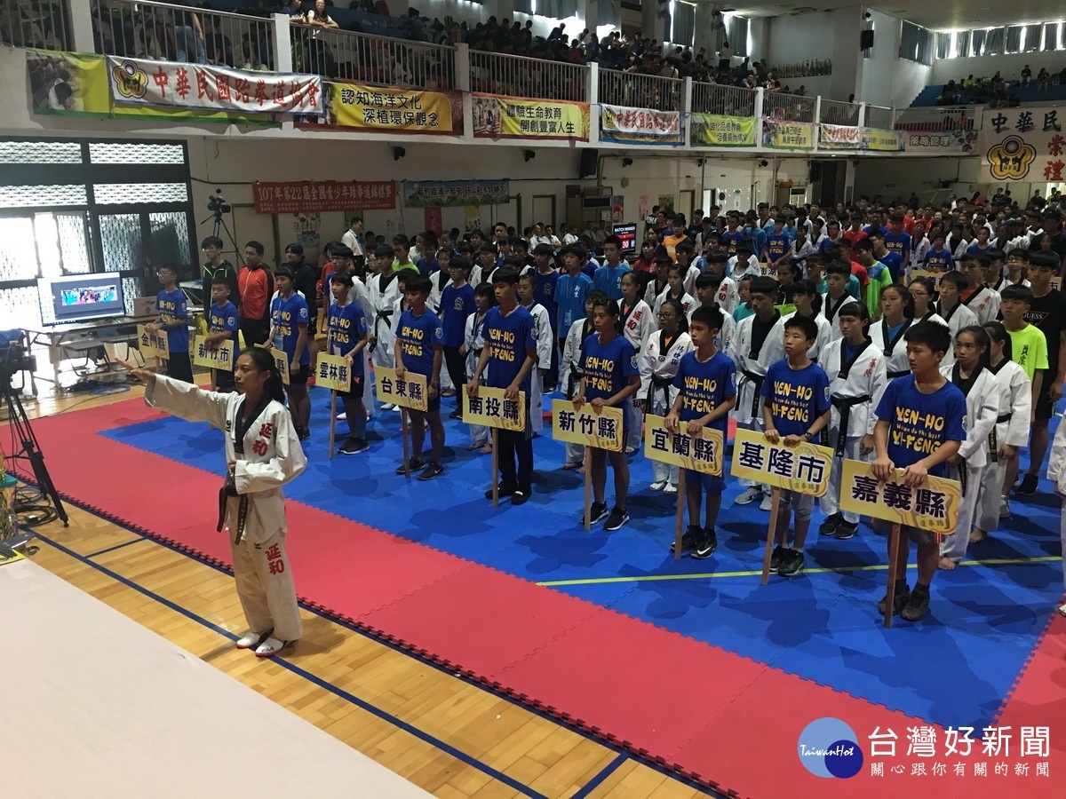 延和馬妤昕代表選手宣誓。(記者扶小萍攝)