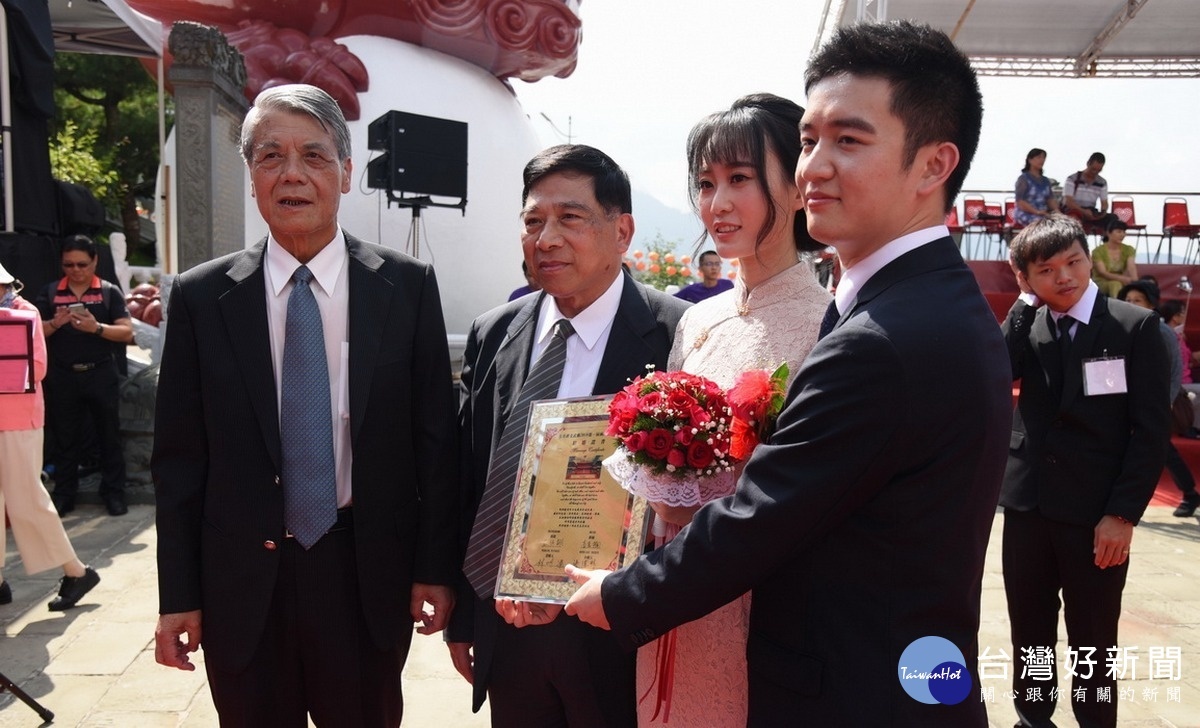 副縣長陳正昇〈左2〉頒發結婚證書給新人。