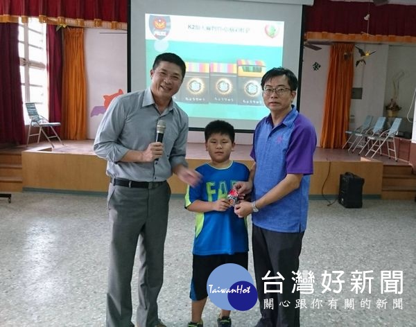 北港偵查隊長鄧家福率員深入家庭及校園擴大反詐騙宣導,強化學子與銀髮族防詐概念,有效降低犯罪發生率。(記者陳昭宗拍攝)