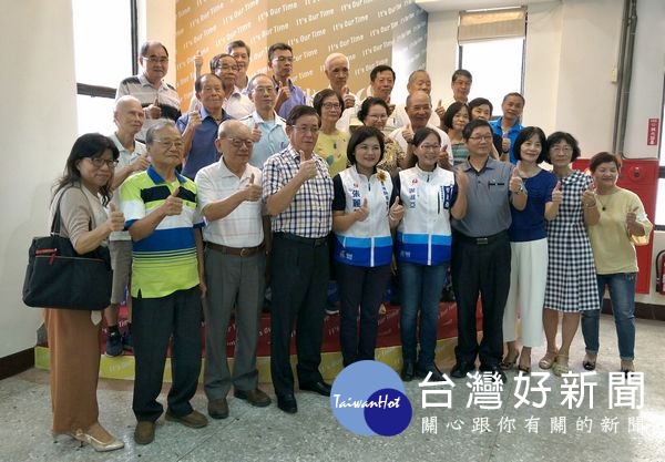 雲林縣長候選人張麗善舉辦教育政策發表會,也向現場20位教師代表一一致贈向日葵,表達最誠摯的感謝與敬佩。(記者陳昭宗拍攝)
