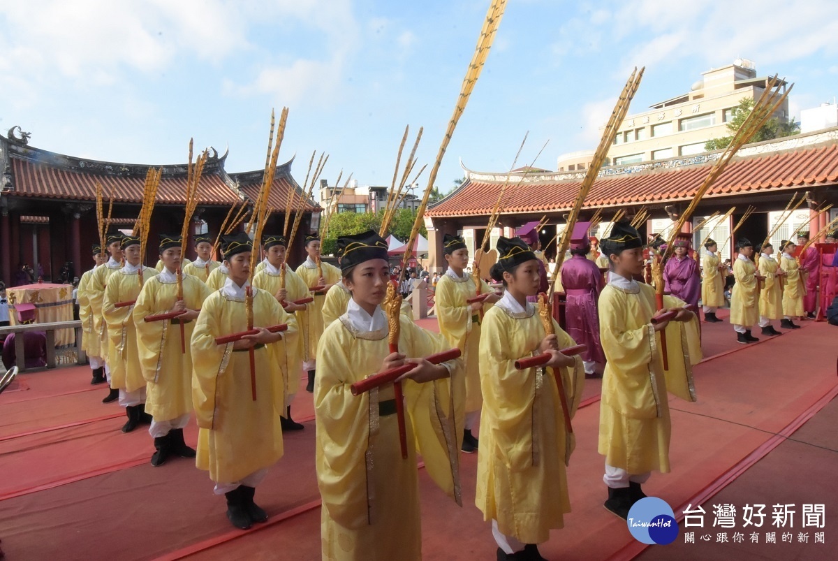 彰化縣至聖先師孔子誕辰釋奠典禮,由彰化高商學生演繹「六佾舞」。