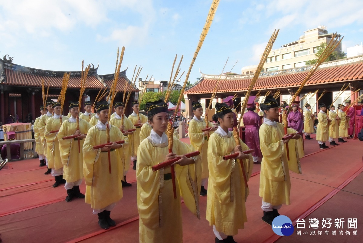 彰化縣至聖先師孔子誕辰釋奠典禮，由彰化高商學生演繹「六佾舞」。