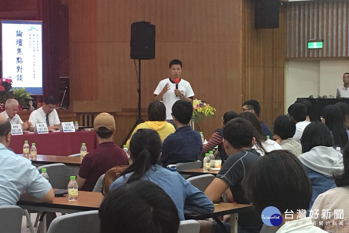 張嘉哲建議成立新創基金免息貸款助青年創業。(記者扶小萍攝)