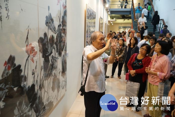 展覽現場由桃園市美術協會名譽理事長張穆希為大家導覽解說,吸引許多畫友駐足聆聽。