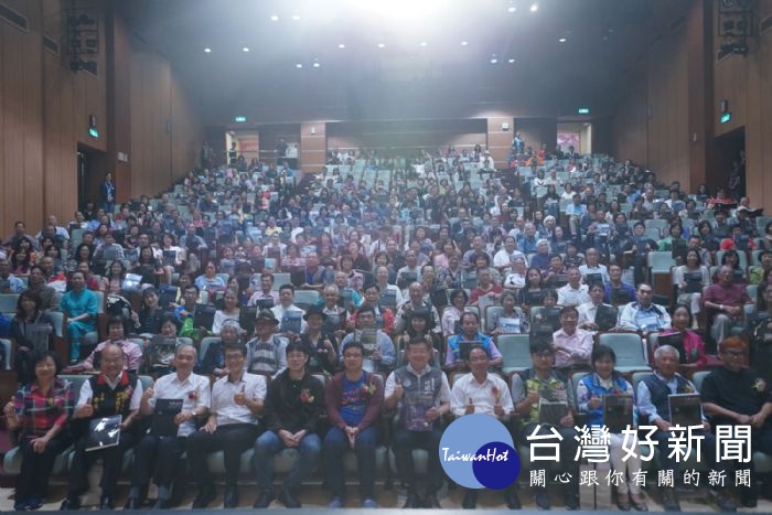 客籍藝術家-戴武光邀請展開幕現場,聚集許多慕名而來觀展的藝文界人士與民眾。