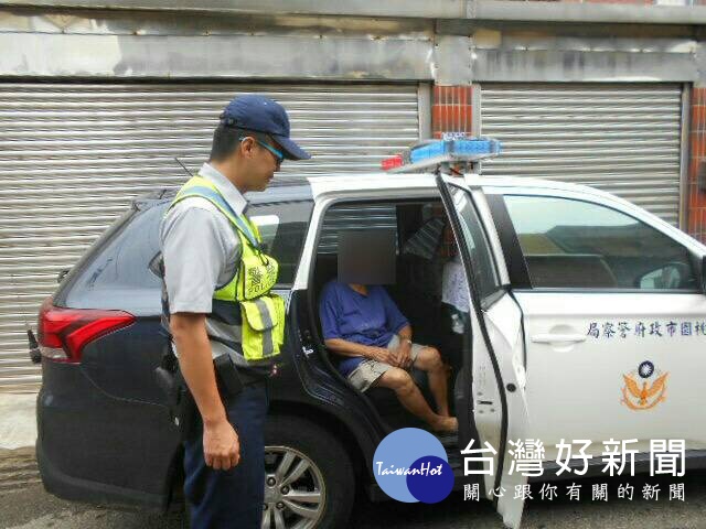 員警劉彥廷、馬奕安將老嫗送往位於轄內住處並通知鎖匠到場協助開門。