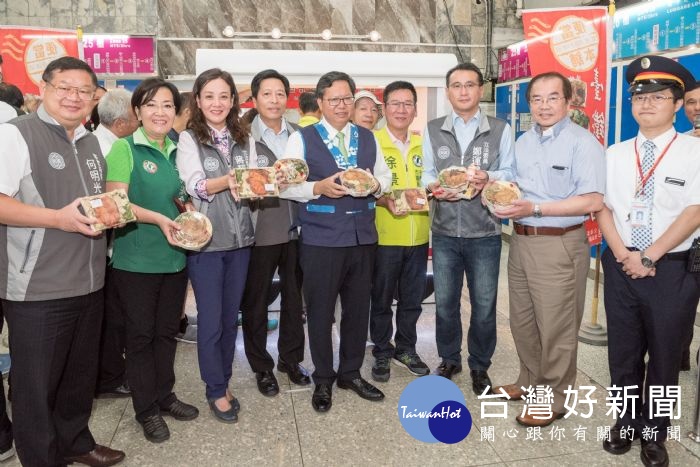 桃園市長鄭文燦,出席「台鐵客家紅麴雞腿便當中壢車站開賣活動」。