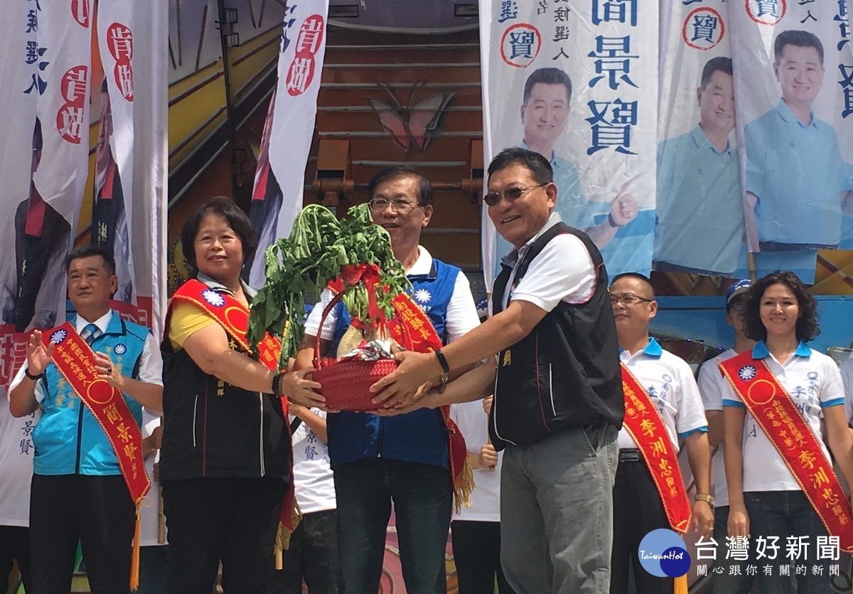 草屯總部主委蔡政鋼贈好彩頭予林明溱。(記者扶小萍攝)