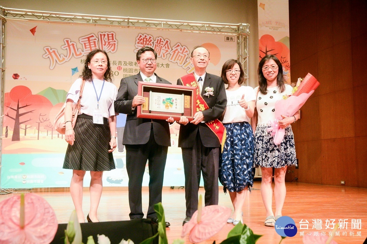 桃園市107年長青及敬老楷模表揚大會中,桃園市長鄭文燦頒獎表揚長青楷模呂傳勝。