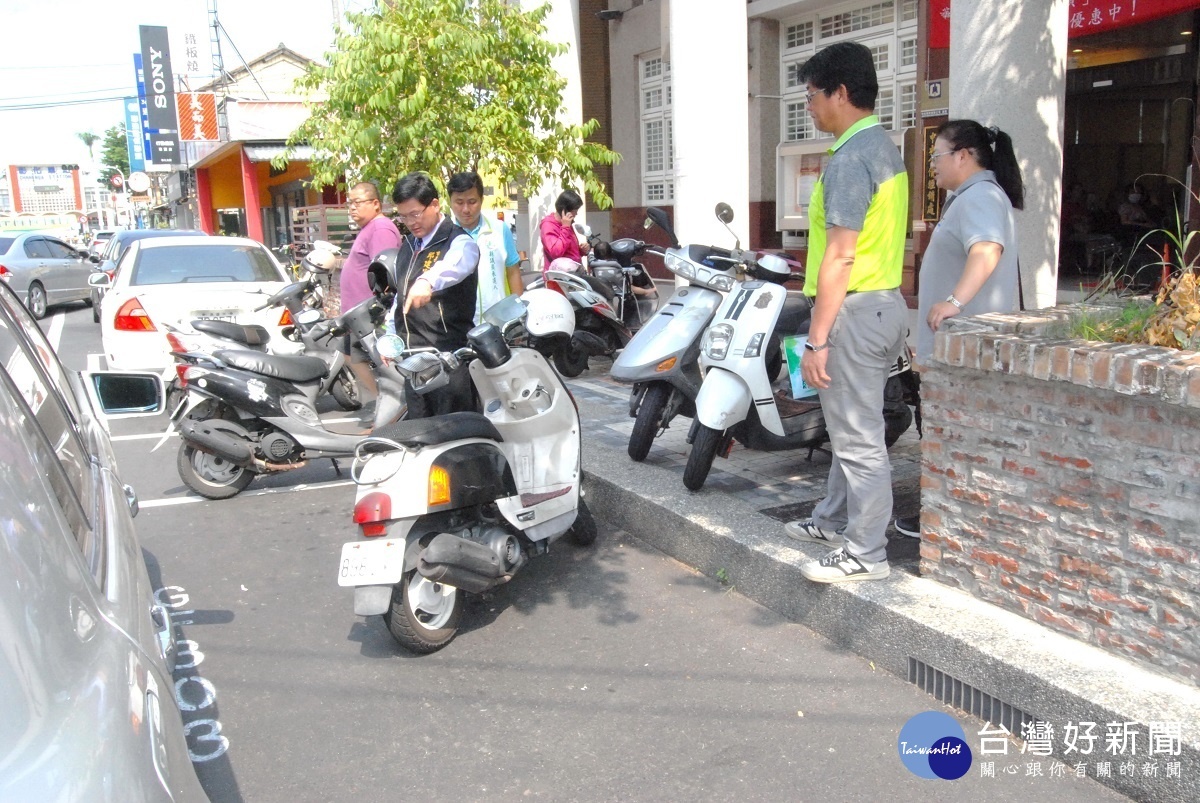 市長邱建富現勘時即發現機車停放在路邊停車格的違規現象。圖/記者鄧富珍攝