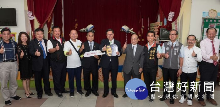 桃園市長鄭文燦,出席順倉股份有限公司捐贈桃園市政府消防局救護車捐贈儀式。