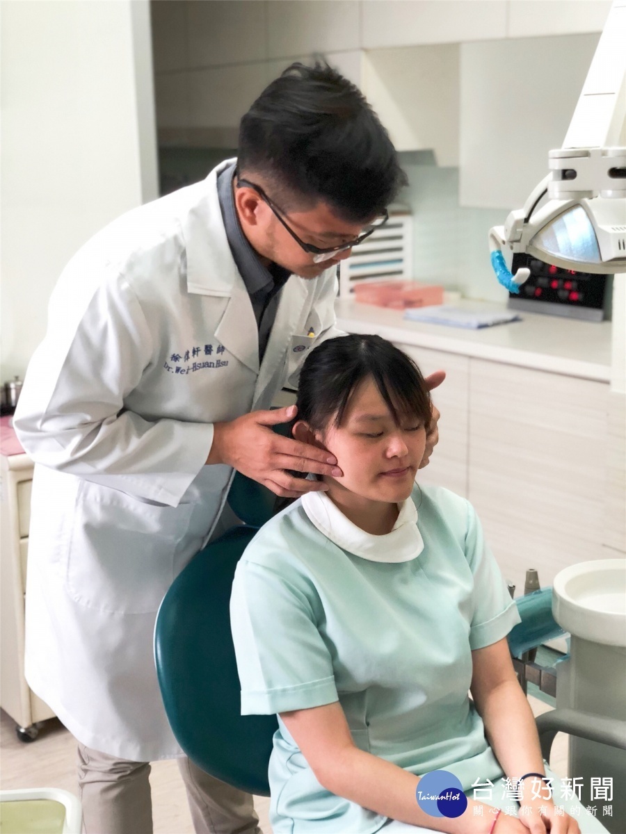 平時也可自行以按摩、熱敷方式舒緩緊繃僵硬的咀嚼肌群,有助於預防顳顎關節症候群